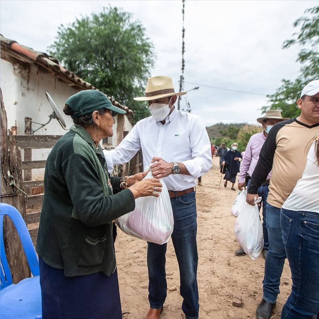 GobSantaCruz's tweet photo. En su recorrido por la provincia #Cordillera, el gobernador @LuisFerCamachoV llegó este sábado a la comunidad #Ipati del municipio de #Lagunillas, donde brigadas brindaron atención médica gratuita y se entregaron bolsas solidarias de alimentos para las familias más necesitadas. https://t.co/rpXT1rZph7