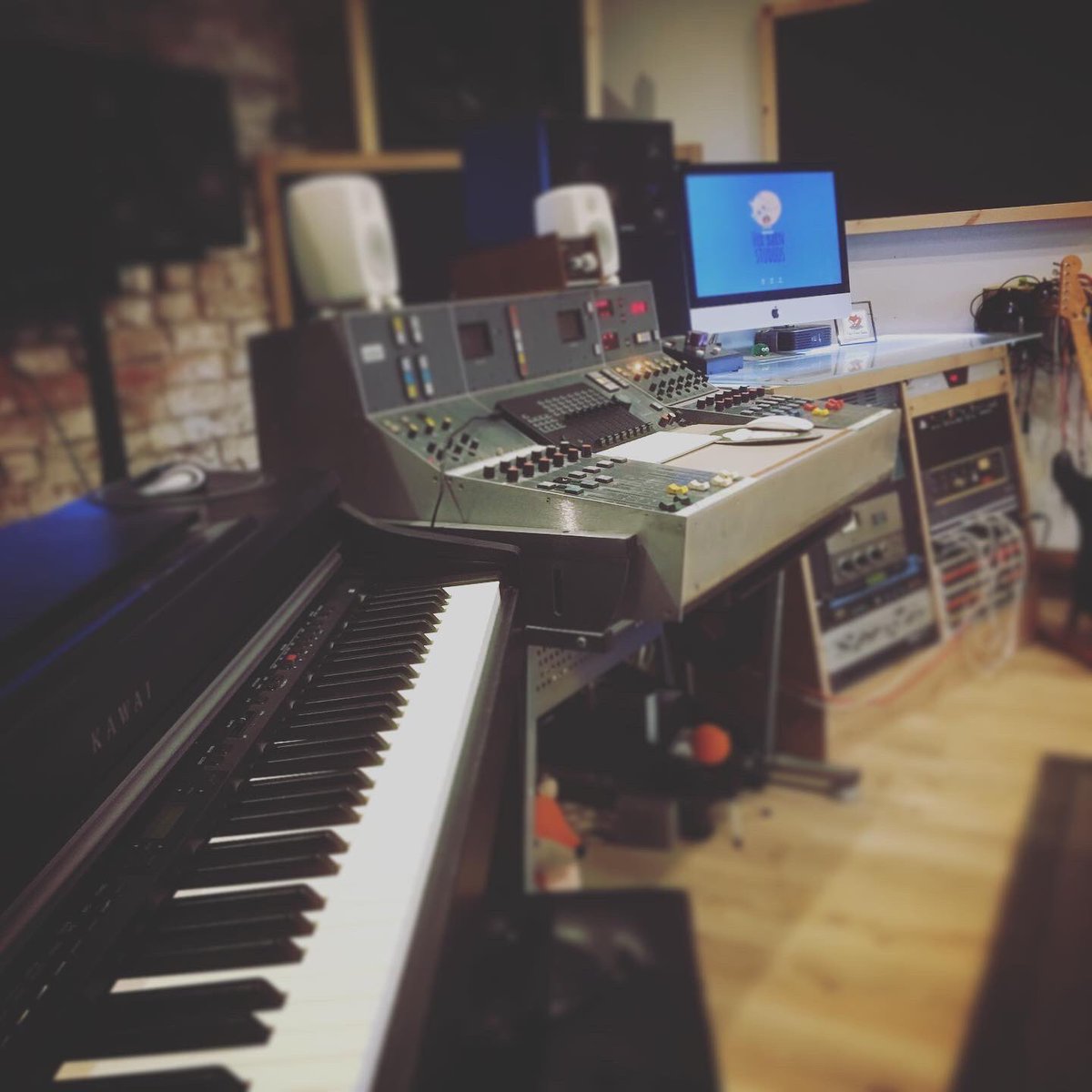theDanielJLogan's tweet photo. It’s official! Welcome everyone to the incredible new Fox Barn Studios! Right in the heart of the Cheshire countryside in a 200-year-old barn. https://t.co/u4hz6y3B5Z 🦊🎤🎵 #recordingstudio #musicrecording #musicproduction #cheshire https://t.co/mYWfaWiGuj
