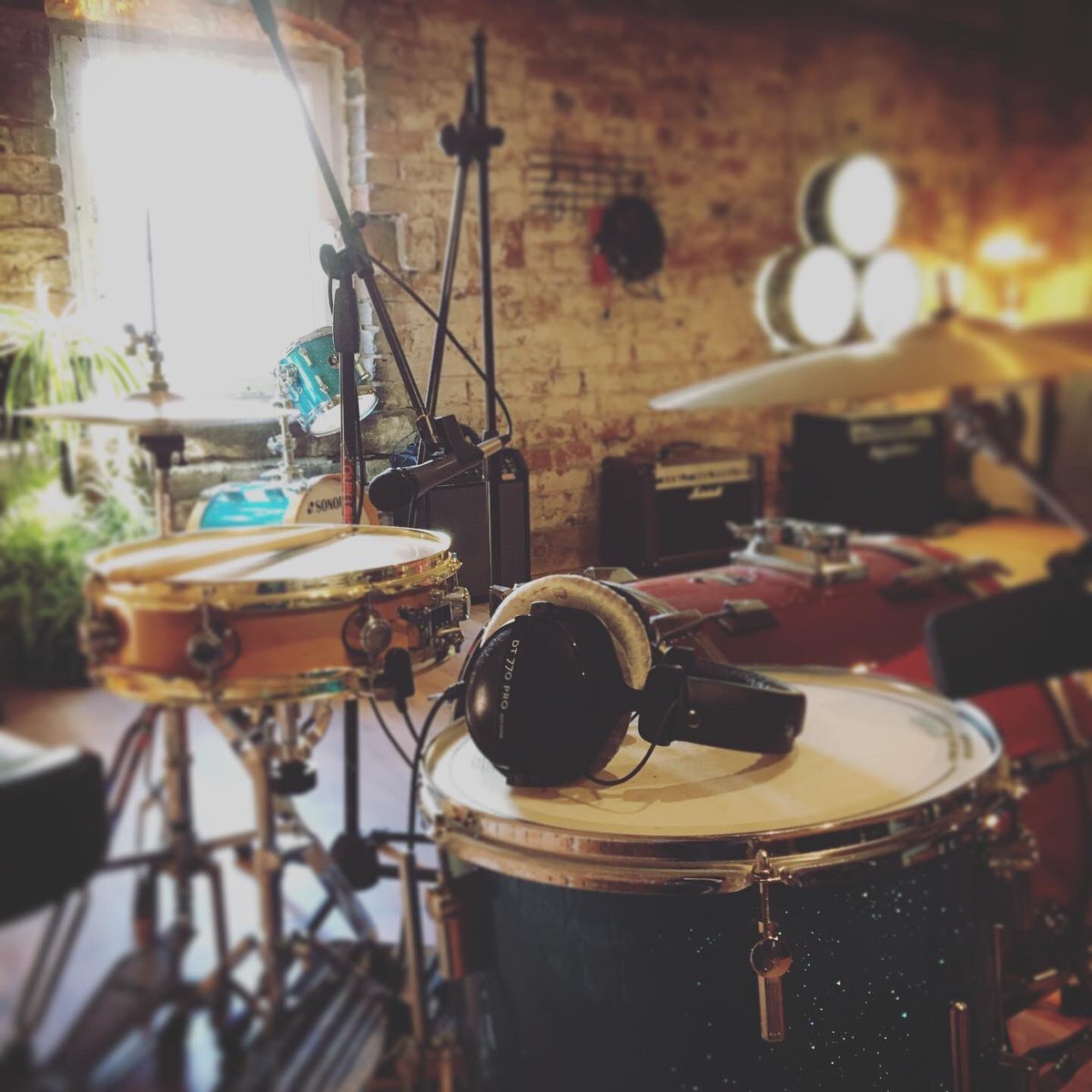 theDanielJLogan's tweet photo. It’s official! Welcome everyone to the incredible new Fox Barn Studios! Right in the heart of the Cheshire countryside in a 200-year-old barn. https://t.co/u4hz6y3B5Z 🦊🎤🎵 #recordingstudio #musicrecording #musicproduction #cheshire https://t.co/mYWfaWiGuj