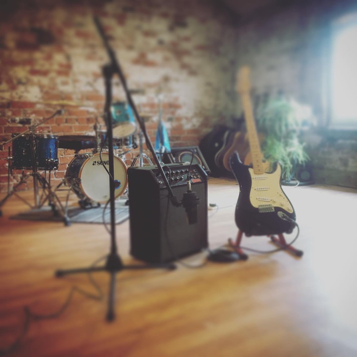 theDanielJLogan's tweet photo. It’s official! Welcome everyone to the incredible new Fox Barn Studios! Right in the heart of the Cheshire countryside in a 200-year-old barn. https://t.co/u4hz6y3B5Z 🦊🎤🎵 #recordingstudio #musicrecording #musicproduction #cheshire https://t.co/mYWfaWiGuj