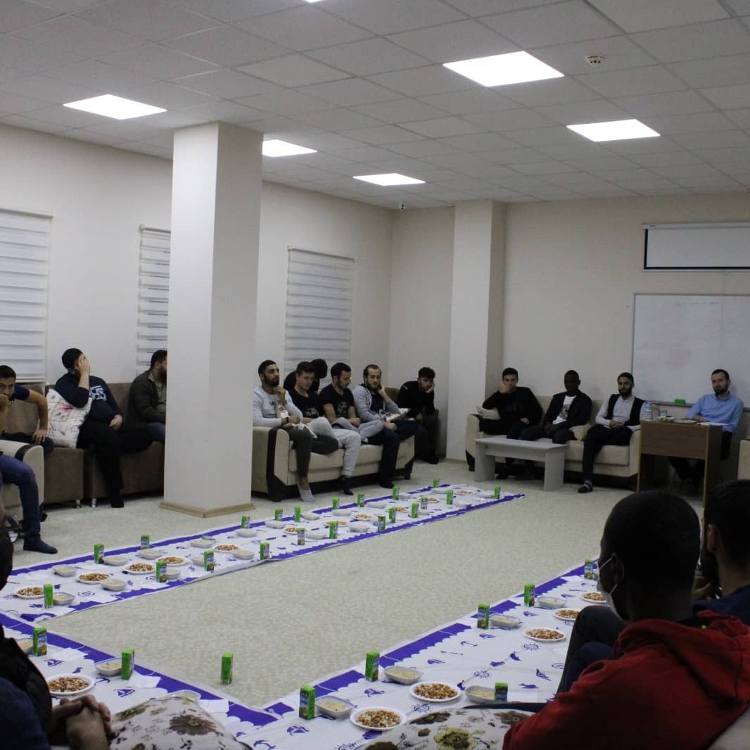 Öğrencilerimizin tanışma süreçlerini daha da hızlandırmak adına düzenlediğimiz Kat Tanışma Geceleri faaliyetimizde; öğrencilerimize söz hakkı tanıyarak kendilerini tanıtmaları, yurt hakkındaki yorumlarını belirtmeleri ve yurt idaresi hocalarımızın nasihatleri ile gerçekleşmiştir.