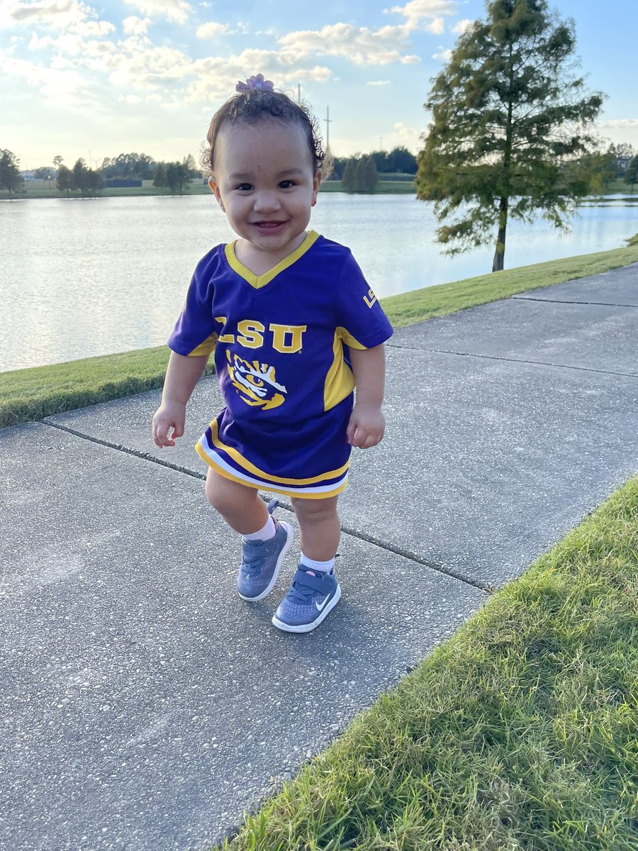 _itslys's tweet photo. forever representing momma’s school🐅💛💜 https://t.co/HsooCD19vx