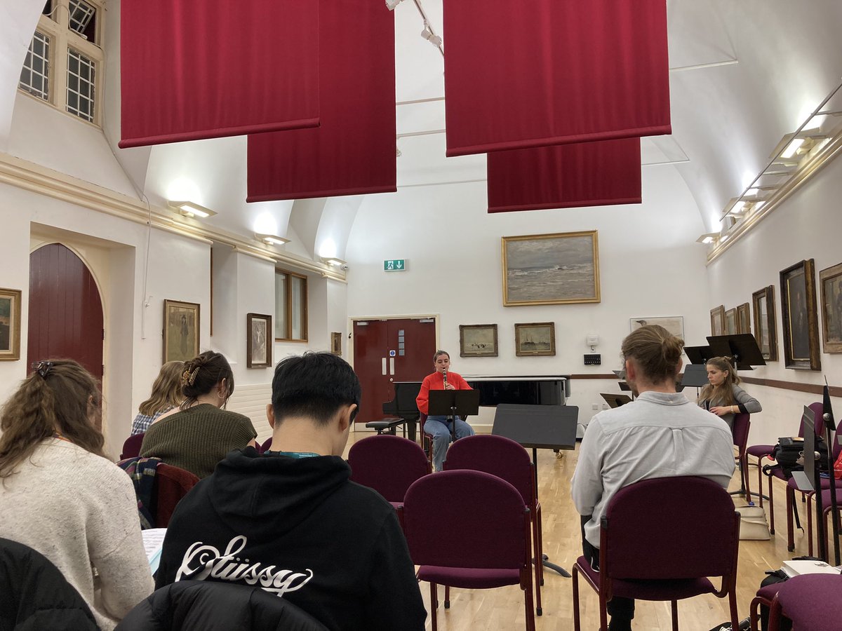 ChwythbrennauCB's tweet photo. Ymweliad hynod ddiddorol gan Maura Marinucci, prif garinetydd @BrusselsPhil, heno yng nghlwb clarinet @ColegCerddDrama. Canolbwyntio ar detholiadau, sain ac opera Eidalaidd! https://t.co/lOHg5OAwpB