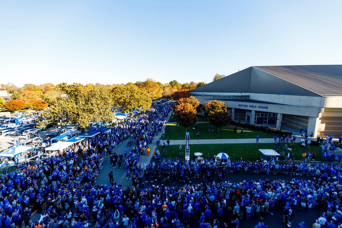 UKFootball's tweet photo. #BBN brought it to the Cat Walk! What a scene. 

#ForTheTeam 😼🏈 https://t.co/b9hNDTqwHP