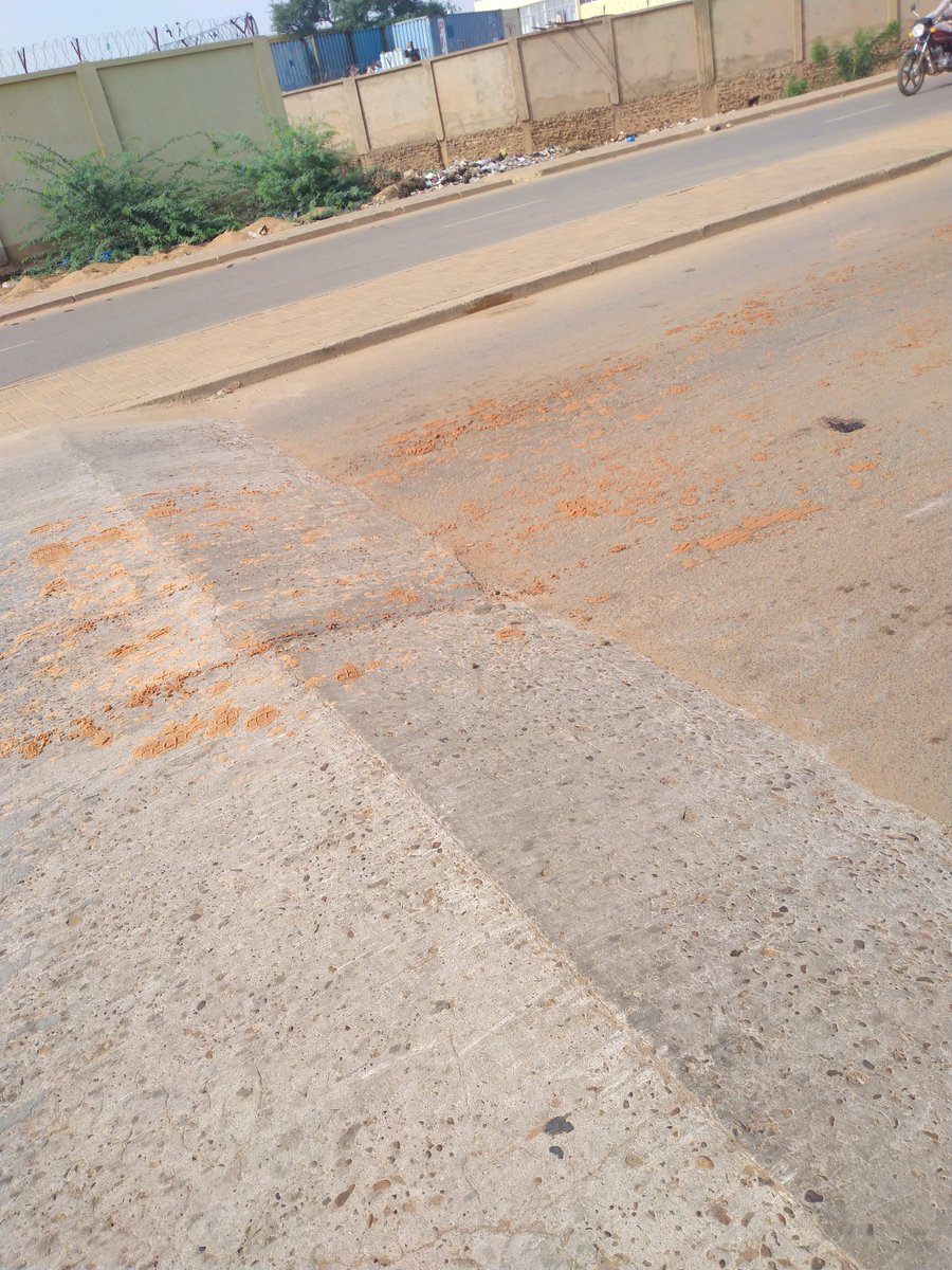 La ville de Niamey doit avoir une police de contrôle permanente. Un véhicule traversant le 3eme pont jusqu'à Lossogoungou tout en versant du sable dans tout le chemin.
#Niamey