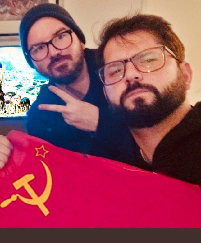 MilaaaPQ's tweet photo. @gabrielboric @marcelamaliki Está Genial! Ojalá todas y todos que apoyan el arte puedan darle voz definitiva a alumnos #Arcis q por años han silenciado con tal de encubrir el puñal por la espalda que el Partido Comunista le propinó a estudiantes de las mismas familias proletas que hoy aseguran representar🤷🏻‍♀️ https://t.co/fBgTb0szC3