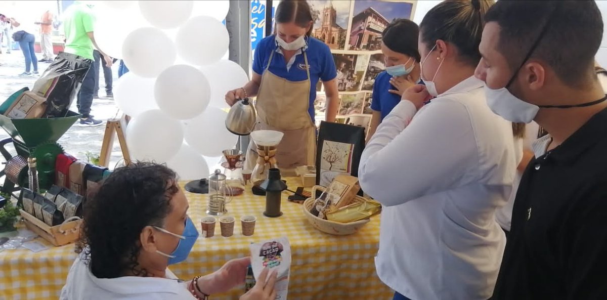 fcanogomez's tweet photo. Hoy nuestros Aprendices y emprenzedores muestran sus Proyectos productivos en #Mercaemprende gracias al apoyo de @AlcaldiaBerrio @ARiomagdalena @ccmmna @COL_EJERCITO @Comfama #CFA @TransmetanoESP @UdeA #IMPEC @MicroempresaCol @SER_CTMAE #SENAesEmprendimiento https://t.co/5v4soRjR5U