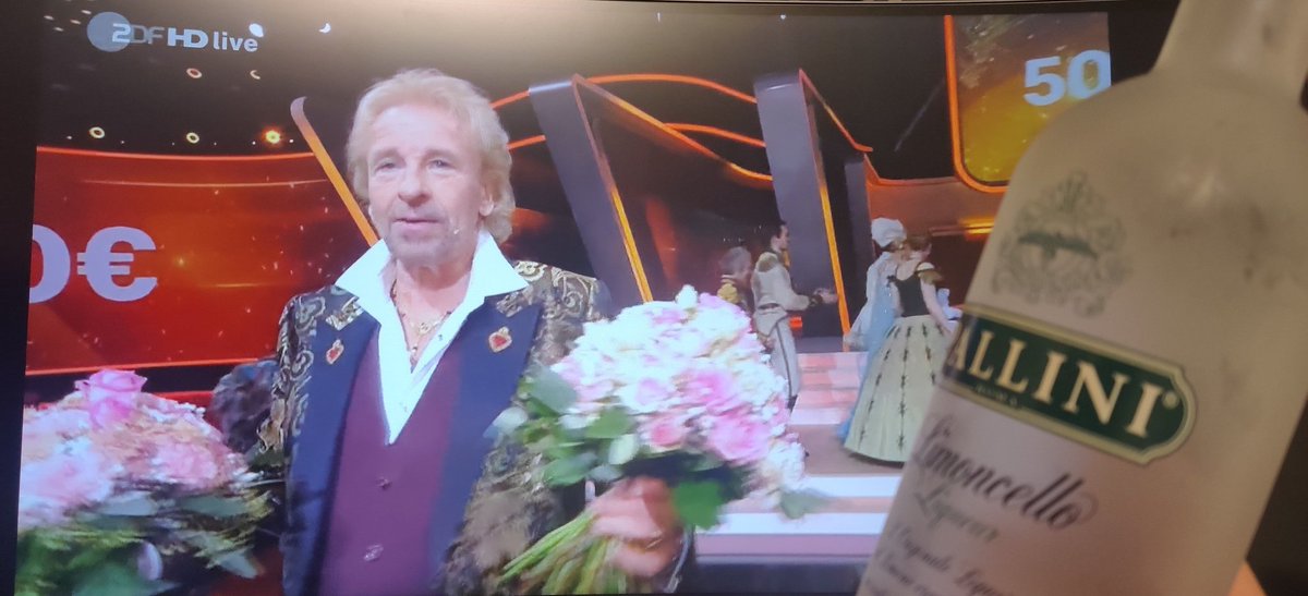 dotziii's tweet photo. Wohin mit den Blumen jetzt?
War doch n ganz lustiger Abend😂🍷
#wettendas https://t.co/2cT0GsPwMy
