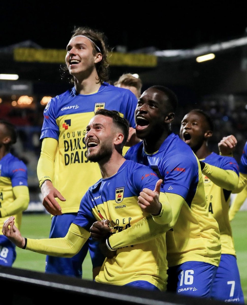 BienseDijkstra's tweet photo. Proficiat @SCCambuurLwd namens jullie trotse hoofdsponsor @DijkstraDraisma Complimenten aan het team, de staf en de trouwe supporters. Staat mooi hoor in het linker rijtje. Vernieuwen geeft energie. https://t.co/O2QpDO23p2