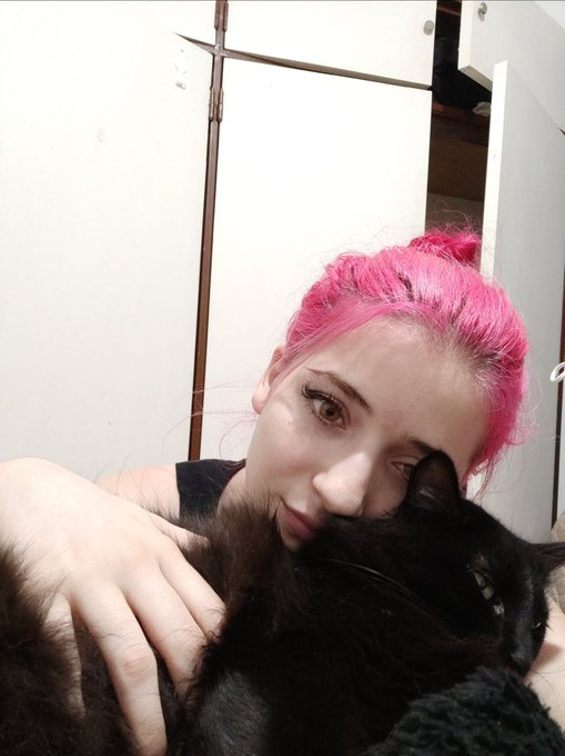 2 pic. s&aacute;bados de flojera, ignoren el esp&iacute;ritu de m&iacute; armario no quiero ordenarlo https://t.co/Z4fLo9