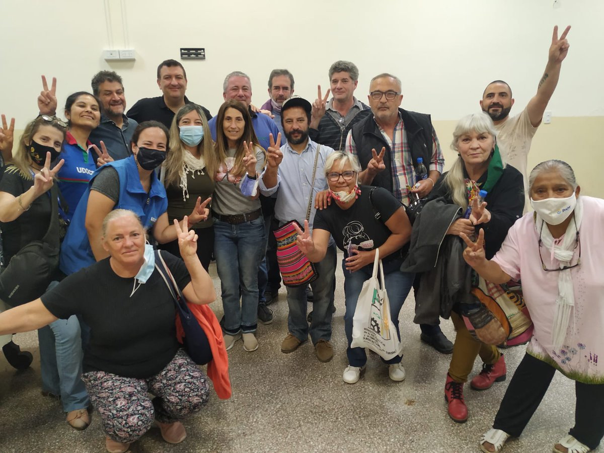 21FRegionCap's tweet photo. La Multisectorial 21F Región Capital recibió a los candidatos del @FrenteDeTodos en el Sindicato Gráfico Platense. 
La #21F una herramienta de lucha nacida en el neoliberalismo, se prepara para consolidar su proyecto de Ushuaia a la Quiaca!!
Con la Patria al hombro ✌️🇦🇷 https://t.co/KOz3Z4rrxR