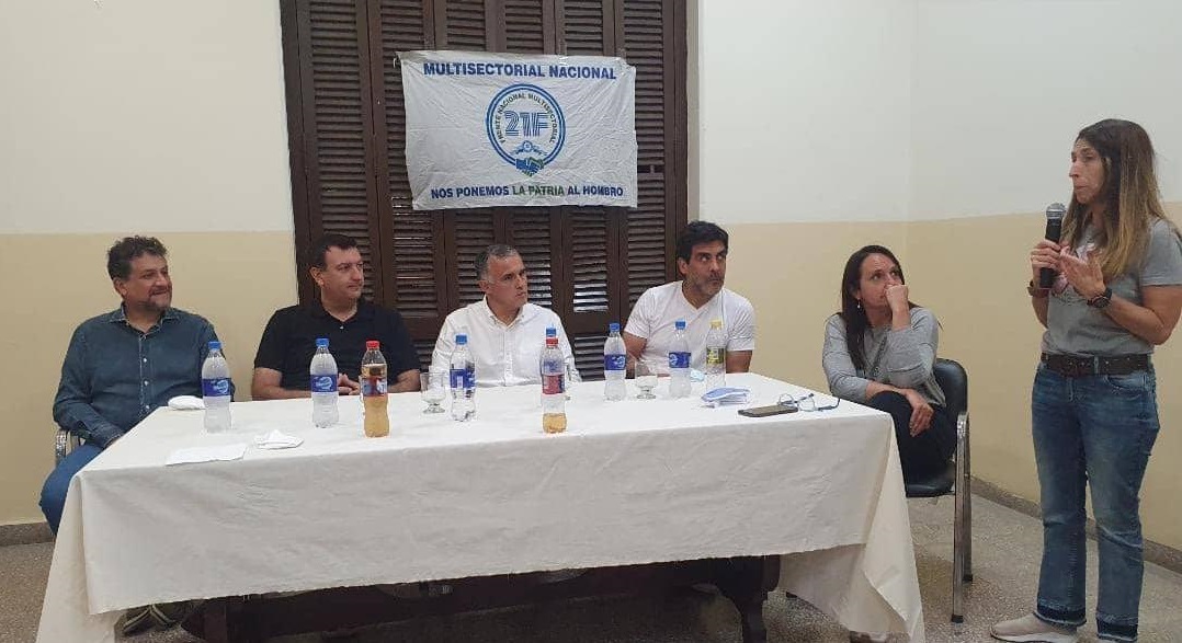 21FRegionCap's tweet photo. La Multisectorial 21F Región Capital recibió a los candidatos del @FrenteDeTodos en el Sindicato Gráfico Platense. 
La #21F una herramienta de lucha nacida en el neoliberalismo, se prepara para consolidar su proyecto de Ushuaia a la Quiaca!!
Con la Patria al hombro ✌️🇦🇷 https://t.co/KOz3Z4rrxR