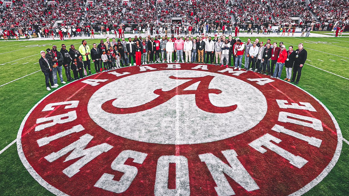 AlabamaFTBL's tweet photo. Welcome Back 🙌

The 2011 National Champions!

#BamaFactor #RollTide https://t.co/8wZqfnCG8c