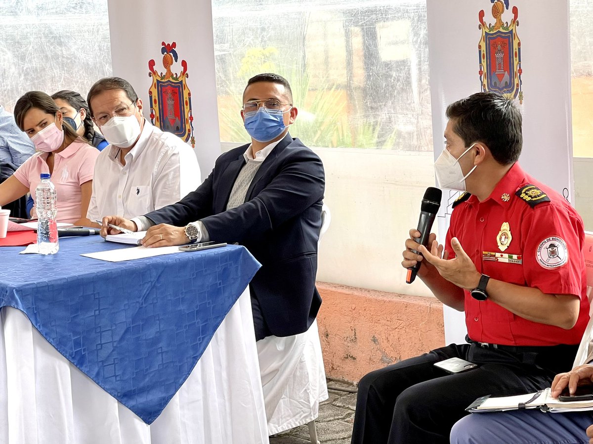 ECardenasVarela's tweet photo. Esta mañana participamos en la mesa de trabajo del #MunicipioEnTuBarrio junto a las autoridades metropolitanas y la comunidad del Sur de nuestra ciudad.

¡El trabajo en territorio nos permite conocer las necesidades de nuestra gente! #PorUnQuitoDigno 

#BomberosQuito https://t.co/j1WE9LT2z2