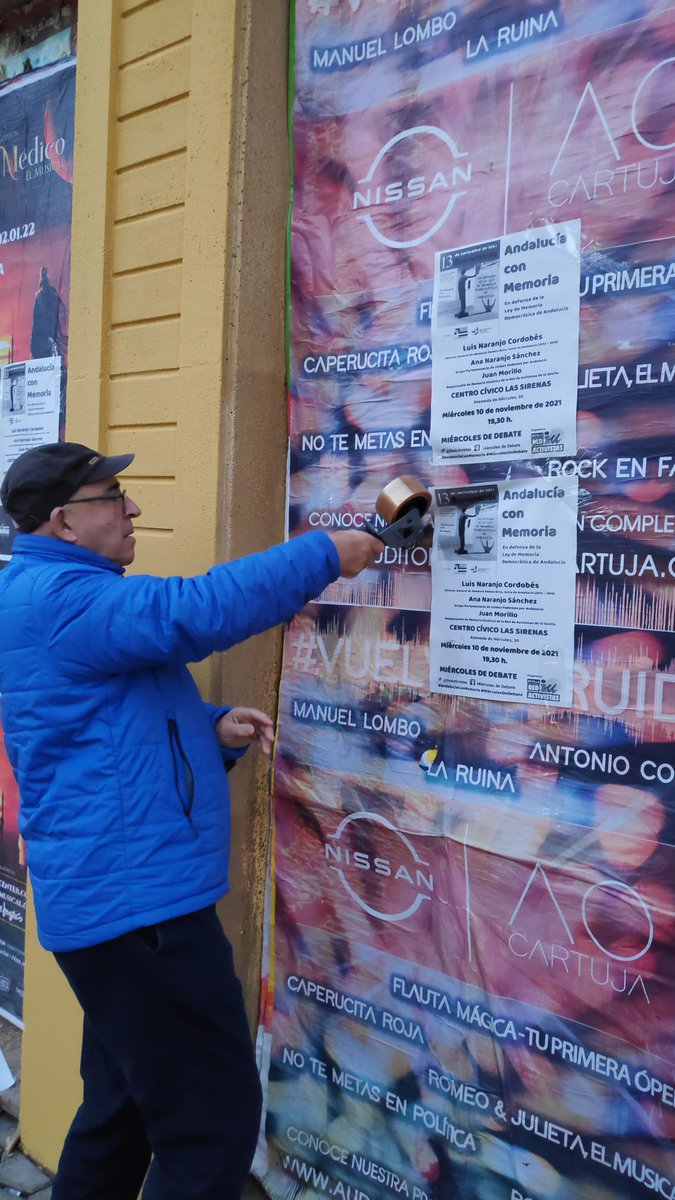 DeActivistas's tweet photo. Esta mañana, pegada de carteles madrugadora. El #ForoDeDebate de nuestra Red de Activistas organiza este importante acto este miércoles en el marco de la manifestación del #13N reivindicando la Ley de la Memoria Democrática de #Andalucia 10 de noviembre. Las Sirenas #Sevilla https://t.co/2y40f81K97