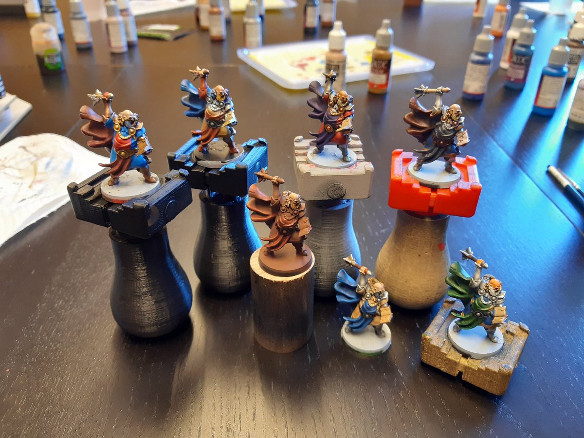 PlayInColor_S's tweet photo. Esta mañana hemos recuperado los #cursos que hacíamos prepandemia, para atraer a nuevos acólitos al hobbie del #pintado de #miniaturas en @ClubSemper .
.
#PlayinColorStudio 
#miniature #miniaturepainting #comissionpainting #paintingminiatures https://t.co/MBMQCKXYe0