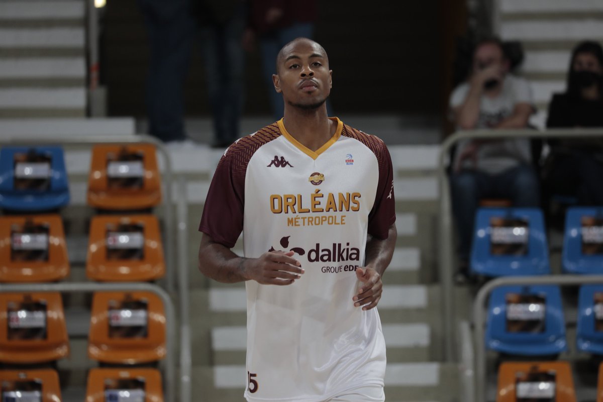 📸Heureux de revoir notre ailier <a href="/DaTruth1986/">LaMonte Ulmer</a> sur le parquet du Palais des sports, il disputera ce soir son premier match de la saison ! 

Photo : Paage création 

#TousOLB #BetclicELITE