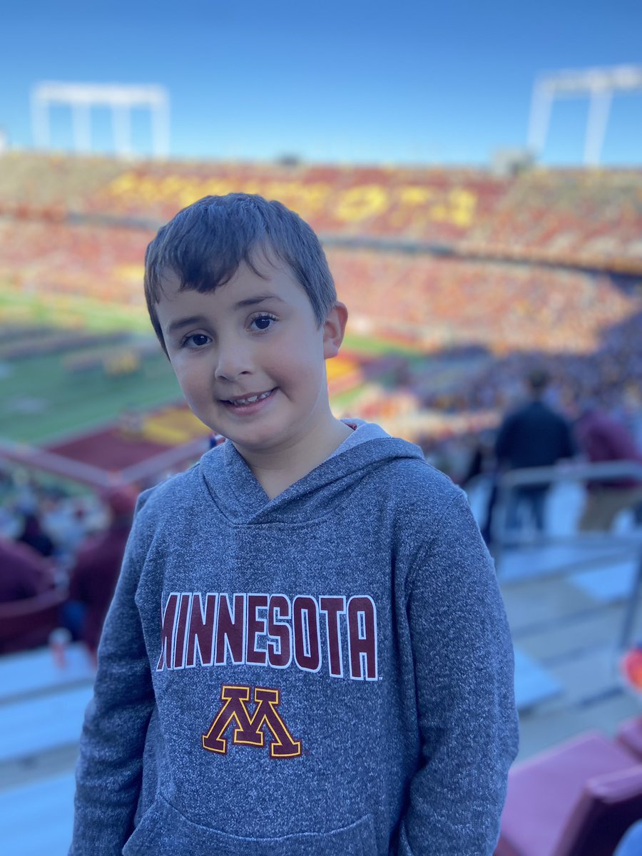 MrGroehler's tweet photo. Row the Boat! Ski-U-Mah! Go Gophs! #bluecrossmn #gophergameday https://t.co/448THOn62o