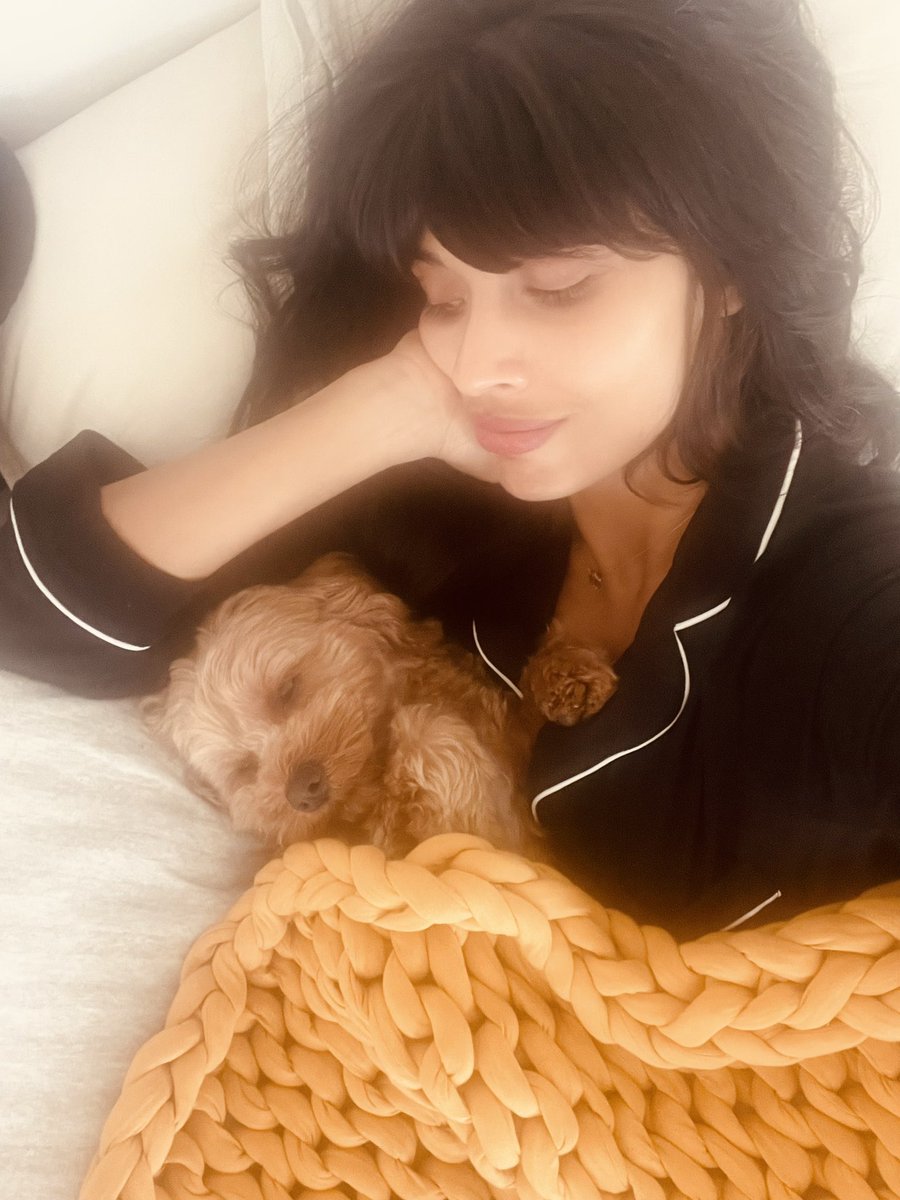 ❤️ Jameela Jamil ❤️ SheHer ❤️ on X: A good start to the weekend. Ps. Did  you know that sunscreenmake up on your camera lens makes you look like  youre in 80s