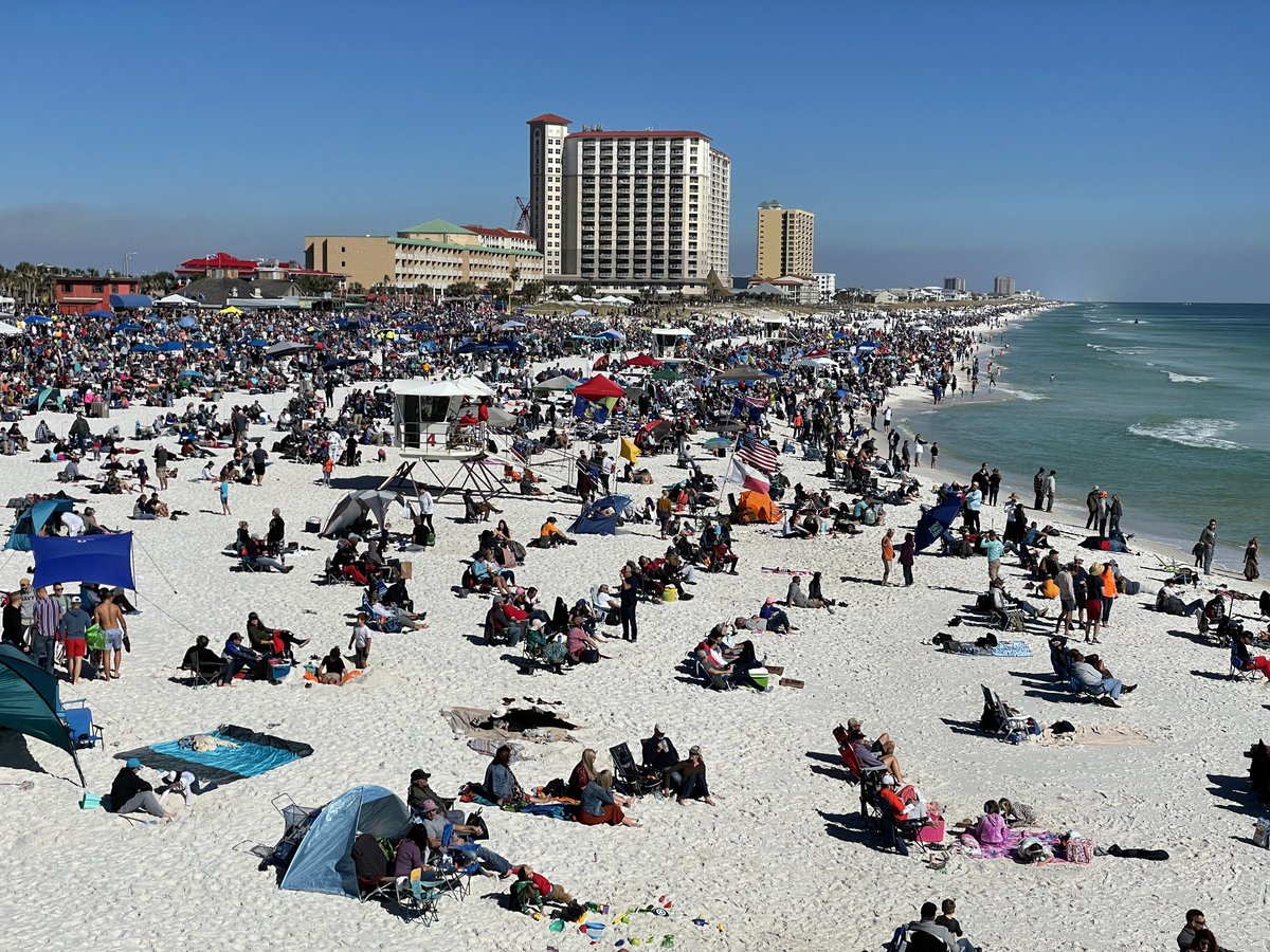 DevonRNWFDN's tweet photo. Packed Beach, Blue Angels starting soon ⁦@pnj⁩ https://t.co/lbfS4gFQZy