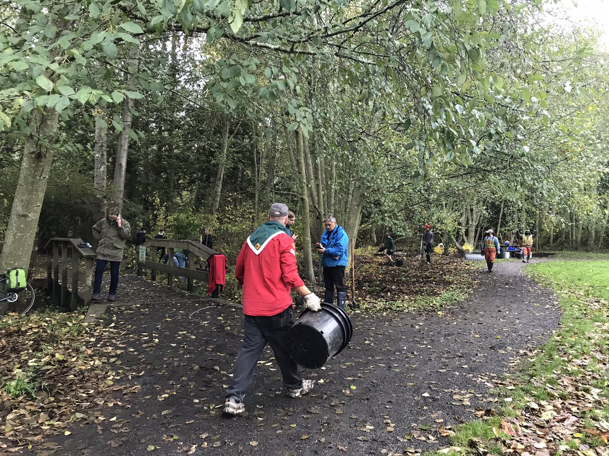 RJMersereau's tweet photo. Great turnout for #TreeAppreciationDay at McMinn Park in #Saanich!
Many hands make light work.
So special to see so many little ones contributing! https://t.co/NmM17rMc6X