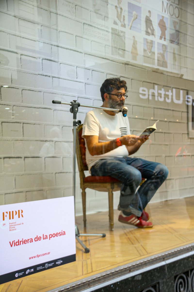FIPRosario's tweet photo. 🌿 Les compartimos el registro de la 𝗩𝗜𝗗𝗥𝗜𝗘𝗥𝗔 𝗗𝗘 𝗟𝗔 𝗣𝗢𝗘𝗦𝗜𝗔 del #FIPR29 del viernes 05 en La Favorita (Sarmiento y Córdoba)
#FIPR29 #poesíaenlasorillas #festival #poesía #rosario https://t.co/QMhxkuy8wj