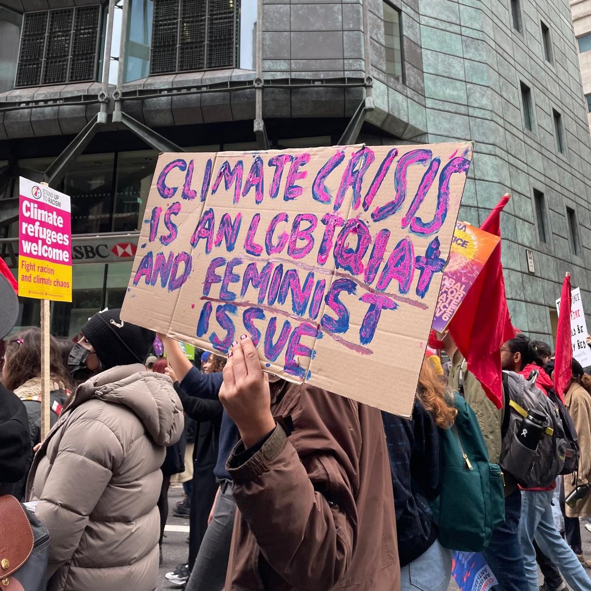 🚨Today we marched with thousands of others calling for action on climate change 🚨 Keep reading this tweet thread🧵to understand why as queers who support migrants, we also demand climate justice! #COP26 #COP26GDA