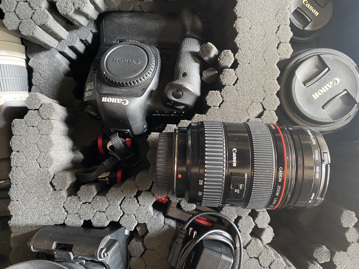 pouriyaaaaaaa's tweet photo. بچه ها یه دوربین و لوازم Canon EF 24-70mm f/2.8L USM به همراه هارد کیس‌ضد ضربه ونگارد رو گذاشتم برای فروش، دوربین کم کاره و کلا یه سال استفاده کردیم ( ۶۰۰۰شات)، قیمت ۱۱۵م. 
برای خرید و بازدیدش در مشهد بهم دایرکت بدین 
ممنون میشم اگه ریتوییت کنین https://t.co/vZzSvraJyC