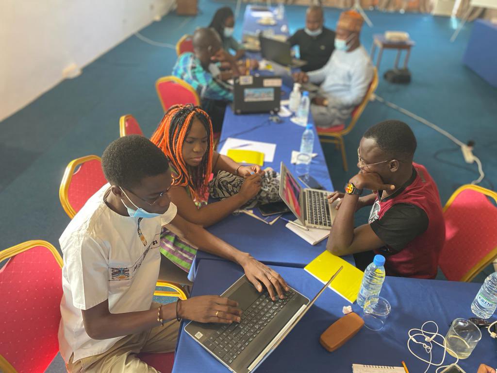 basile_oud's tweet photo. Clap de fin du stage thématique suivis de #Colaborathon organisés dans le cadre de #Ccitoyennes de @CFImedias ; de riches moment d’échanges entre les incubés et les acteurs de l’écosystème.
Projet soutenu par @AFD_France. Merci a @makesense pour les modules de formations . https://t.co/xHh1TT225R