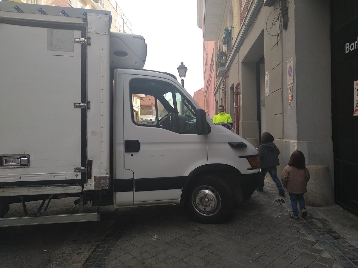 NoeliaCabezas_'s tweet photo. @AlmeidaPP_ Cinismo repugnante el tuyo que firmas políticas de infancia y las metes en un cajón. Aplica el #PLIAM, aplica el #PlanIntegralÁreasProtecciónSaludInfancia, aplica la ordenanza de movilidad. Haz algo por la infancia de Madrid que no sea plantarles fábricas al lado de sus colegios. https://t.co/vS6k5WTjjq