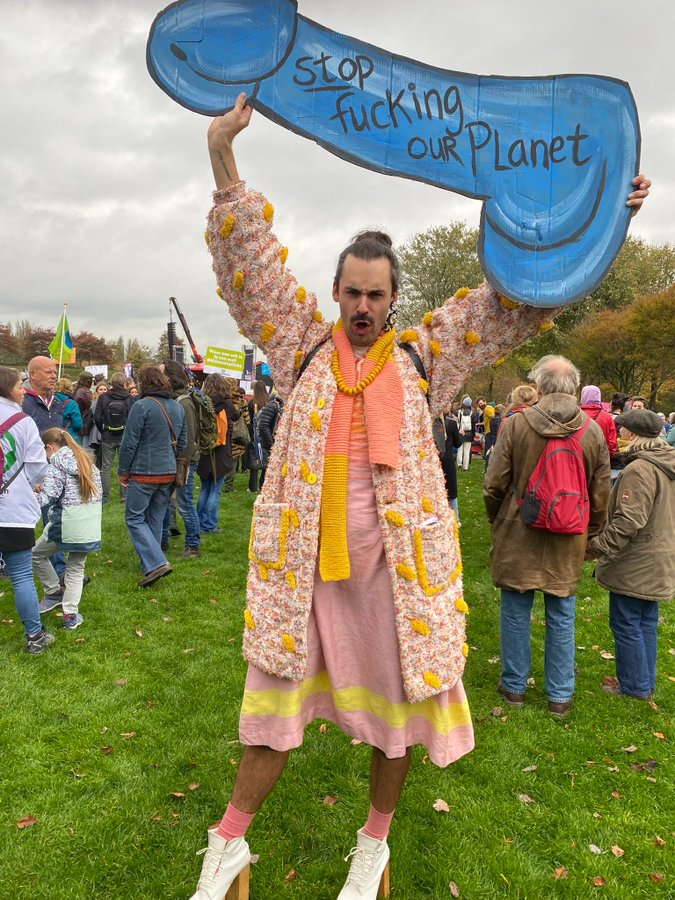 Repelsteeltje21's tweet photo. Als morgen iemand over #wappies begint, laten we dan even aan de #klimaatmars van vandaag denken.😏
Gezellig uitje, hoor. Kindertjes mee, knutselwerkjes showen. Een gewenst protest.
Nu maar hopen dat morgen op het #Malieveld veilig gedemonstreerd kan worden TEGEN regeringsbeleid. https://t.co/fyV4WlWzHq