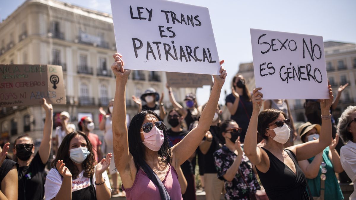 LaMaza_DISUELTA's tweet photo. 1. Una parte del feminismo actual y una parte de la burguesía considera a las personas trans enfermas, ¿de qué otra manera se puede considerar un diagnóstico médico que defienden estos grupos como necesario para estas personas? https://t.co/UV2G1NyDOr