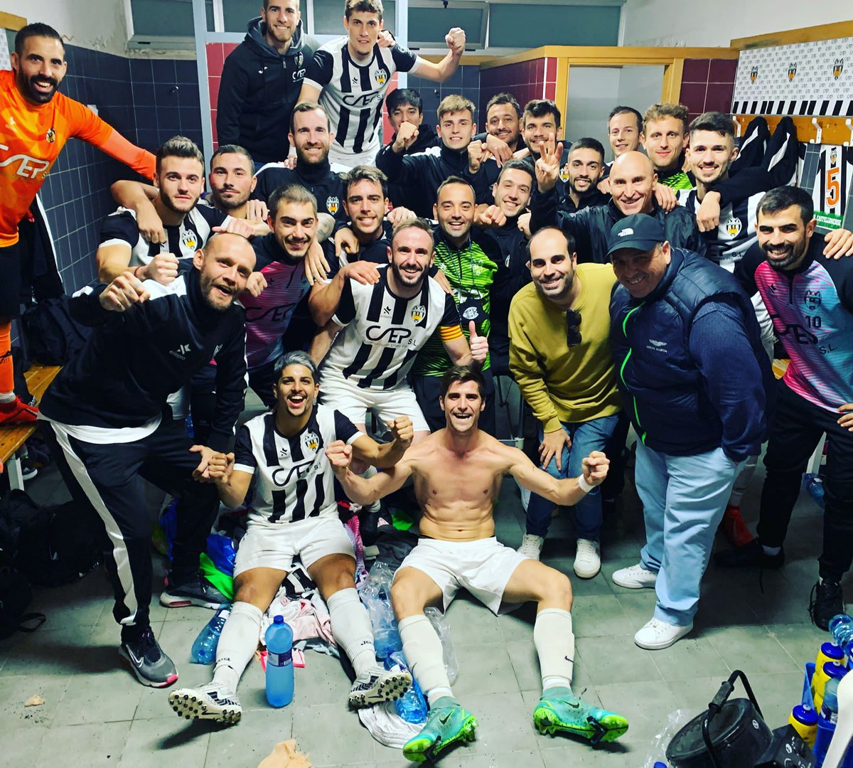 𝘿𝙚𝙩𝙧á𝙨 𝙙𝙚 𝙡𝙤𝙨 𝙨𝙪𝙚ñ𝙤𝙨 𝙨𝙞𝙚𝙢𝙥𝙧𝙚 𝙝𝙖𝙮 𝙚𝙨𝙛𝙪𝙚𝙧𝙯𝙤𝙨 𝙦𝙪𝙚 𝙡𝙖 𝙜𝙚𝙣𝙩𝙚 𝙣𝙤 𝙫𝙚.

<a href="/CastellonenseUD/">UD Castellonense</a> @AmuntUDC <a href="/LaFrontalArea1/">A la frontal de l'àrea</a> <a href="/ElMinuter/">El Minuter</a> <a href="/GolsmediaCVal/">Golsmedia Comunidad Valenciana</a> <a href="/JosemiJose6/">Josemi</a> 

⚪⚫⚽🎯🚀