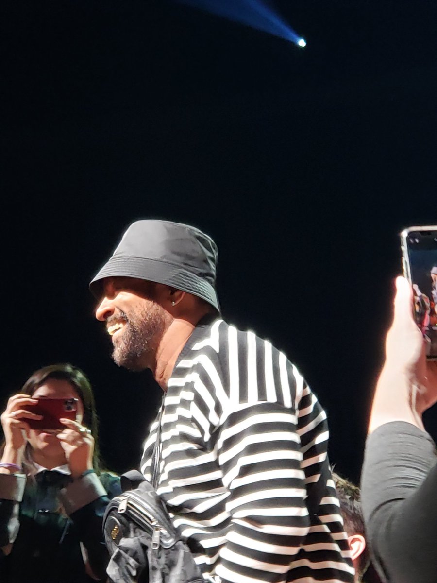 AndersonCarilyn's tweet photo. It was great to see Sting What an awesome show! Surprise visit by Shaggy. @ColosseumatCP #Sting #vegas #Shaggy @CaesarsPalace @OfficialSting https://t.co/oYgNDUkBu9