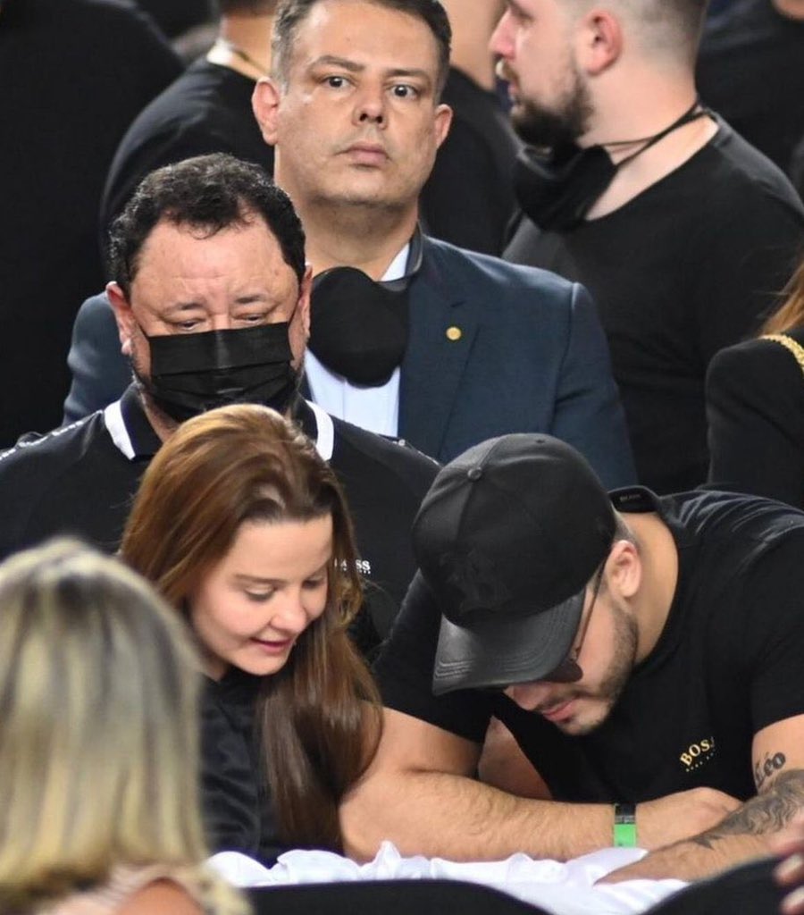 njxbea's tweet photo. “ta tudo bem, murilo. ela só está dormindo!” 🥺 https://t.co/x9QuM6Ow70