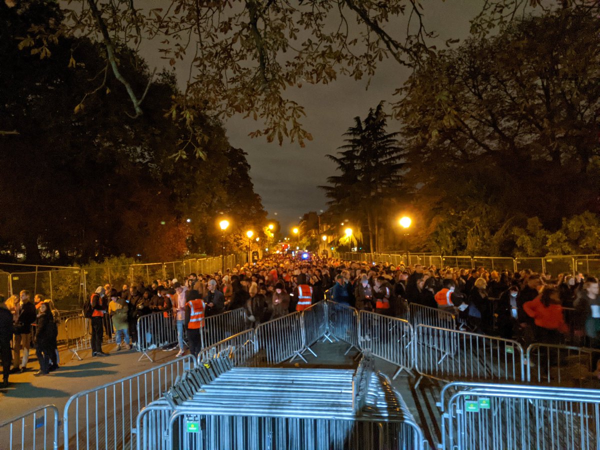 merlinfulcher's tweet photo. Enormous queues at Battersea Park sun gate for fireworks, no social distancing people pushing and being mean to each other?? Terrible organisation @wandbc https://t.co/XzrEnxRbVD