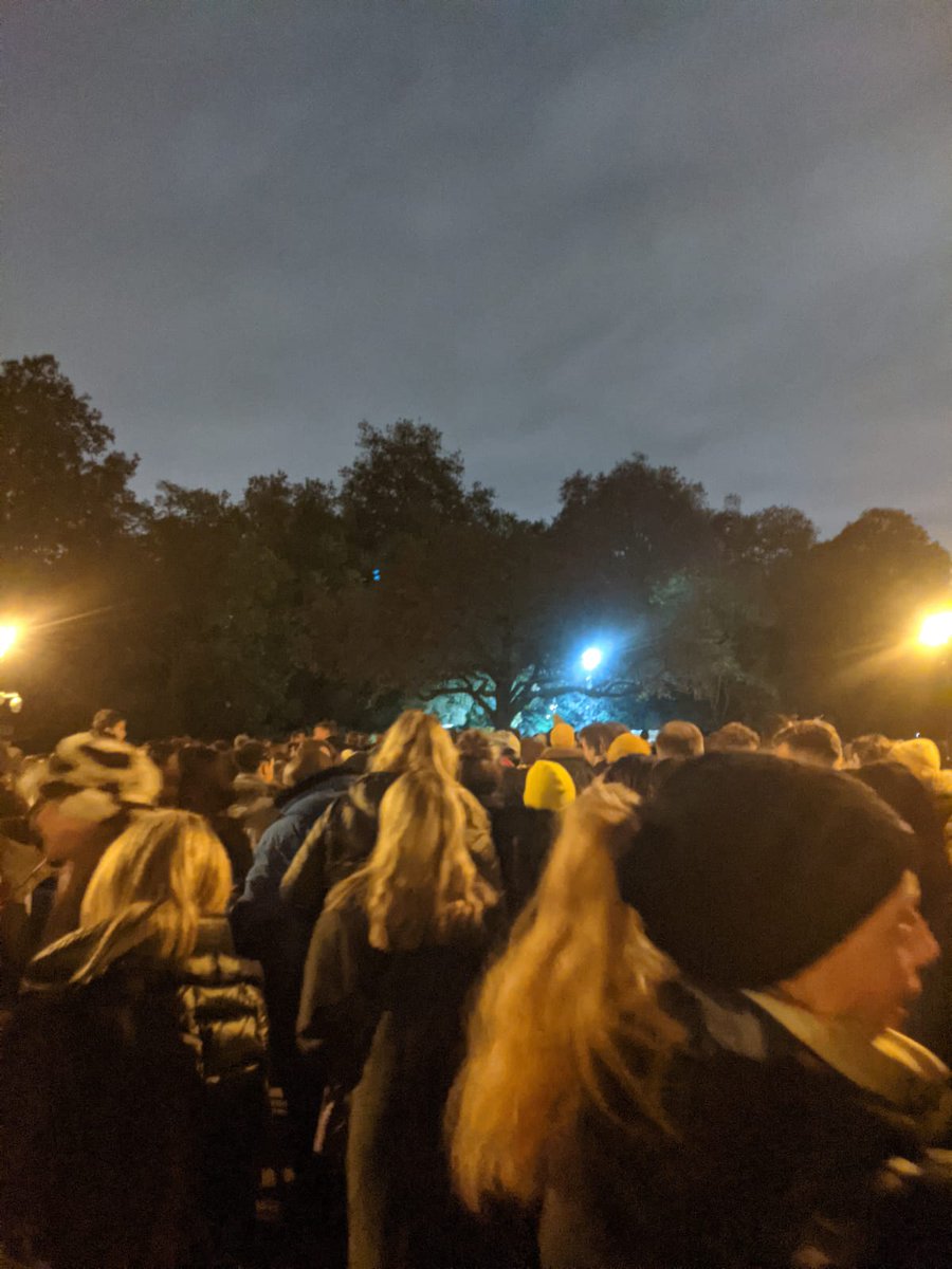 merlinfulcher's tweet photo. Enormous queues at Battersea Park sun gate for fireworks, no social distancing people pushing and being mean to each other?? Terrible organisation @wandbc https://t.co/XzrEnxRbVD