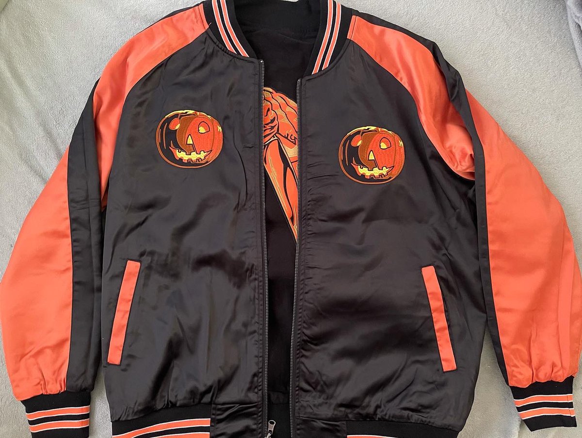 Djkary8's tweet photo. Got my ‘Halloween’ jacket today! I love it… so awesome! #Halloween #HalloweenKills #MichaelMyers #LaurieStrode #Jacket #MiddleOfBeyond #Horror #HorrorCommunity #HorrorFans @middleofbeyond https://t.co/DmLmza7Qb3