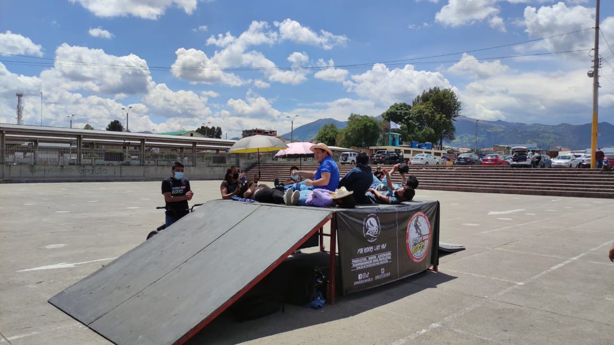 czamoramatute's tweet image. #Acrobacias 🚲🚲🚲

Varios jóvenes nos invitaron a las acrobacias en bici

Nos retaron a estar acostados mientras saltaban haciendo su show

#Cuenca