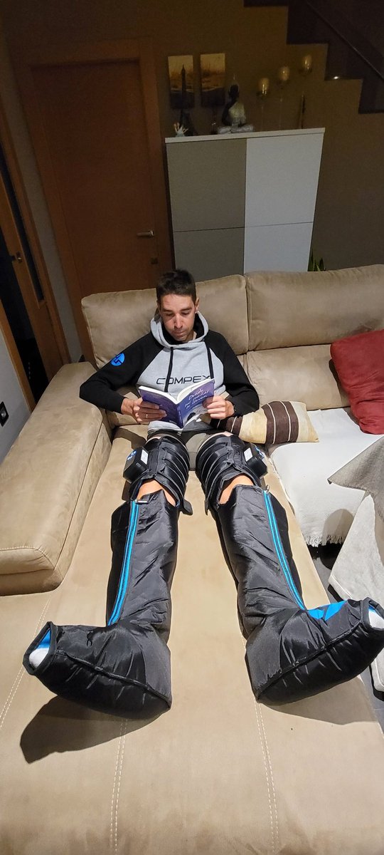 Sábado de relax y no hay mejor manera 😉😉

Gracias @compexspain por las nuevas botas Compex Ayre!!!! 👌👌

#compex #compexayre #compexathlete