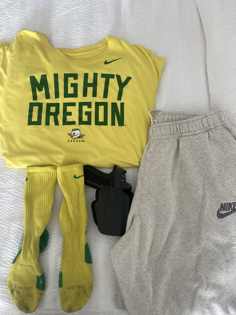 siracchapman's tweet photo. Its GAME DAY + Rivalry Week
🟡⚪️⚪️🟡
Here’s my LAYOUT Let’s Go Ducks‼️
@georgewrighster @SportsChat503
@Mattyford01Ford
@stromio1 @BigBoi @DuckJuiceDixon
@badgordie1 @DatGreenblatt @JonahNHenderson @ConradicalOne
#GoDucks | #ThrowTheO https://t.co/UFnSDDpTTk