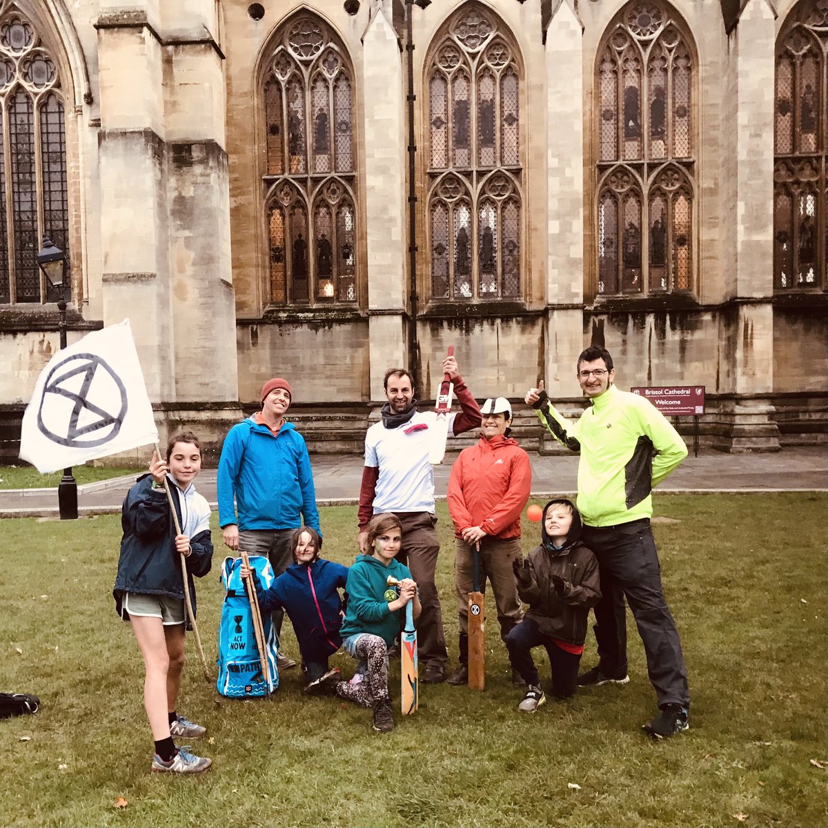 winchpatrick's tweet photo. Amazing to be part of today’s worldwide #climatejusticenow - beautiful Bristol - marching, music, moving moments, monumental merriment + even some cricketing kids! 😊 🍀 🌈 🚲 🎤 ☀️ 🎵 🌧 🇸🇩 https://t.co/TCCPRYe61C