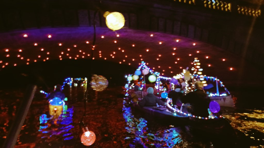KCJBraunschweig's tweet photo. Gepaddelt in einem Meer aus Lichtern. #Lampionfahrt in #Braunschweig @Kanu_NDS @Kanujugend_NDS https://t.co/NfKuKdpmt5
