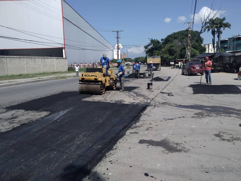 Mcpo_Libertador's tweet photo. Noviembre siguiendo instrucciones de nuestro alcalde @regulolacruz continuamos el plan Municipal de Asfaltado en la carretera Nacional, en el tramo comprendido desde Los Naranjos hasta la encrucijada #AmorConAmorSePaga #ReguloRepite #ReguloEsProgreso https://t.co/3uL3eKhcVh