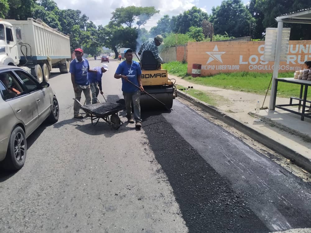 Mcpo_Libertador's tweet photo. Noviembre siguiendo instrucciones de nuestro alcalde @regulolacruz continuamos el plan Municipal de Asfaltado en la carretera Nacional, en el tramo comprendido desde Los Naranjos hasta la encrucijada #AmorConAmorSePaga #ReguloRepite #ReguloEsProgreso https://t.co/3uL3eKhcVh