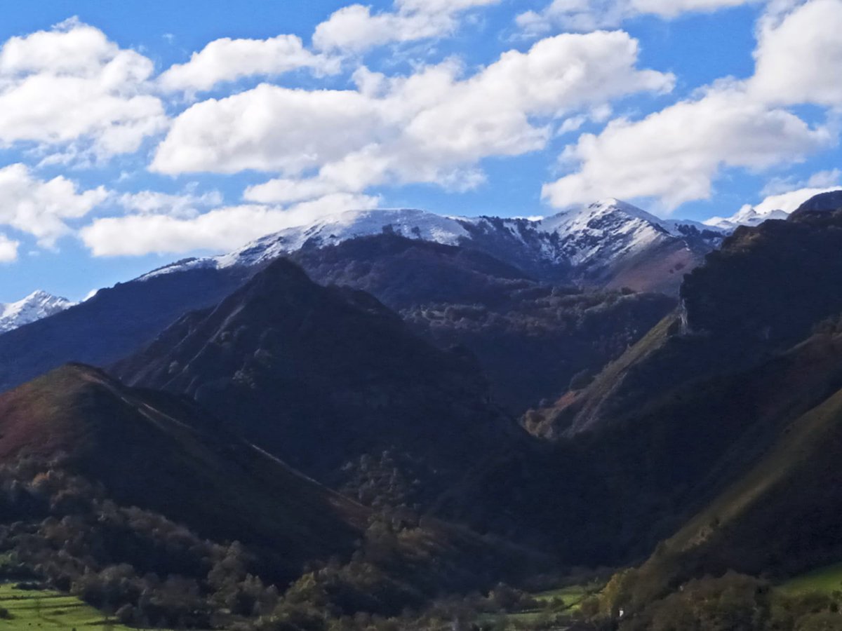 portiecha's tweet photo. #SotodeAgues #Asturias Venid, contemplad "esto" y sentíos muuy pequeñ@s. Os cuidaremos, de xuru https://t.co/KqeVHfUHpF