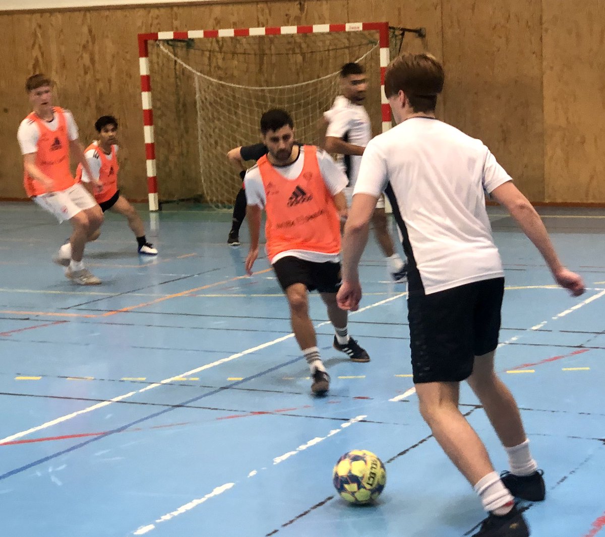 BK30Official's tweet photo. Idag drog futsalträningen igång. 18 spelare med och kämpade i Nybyggeskolan. https://t.co/Gh1OOWP15c