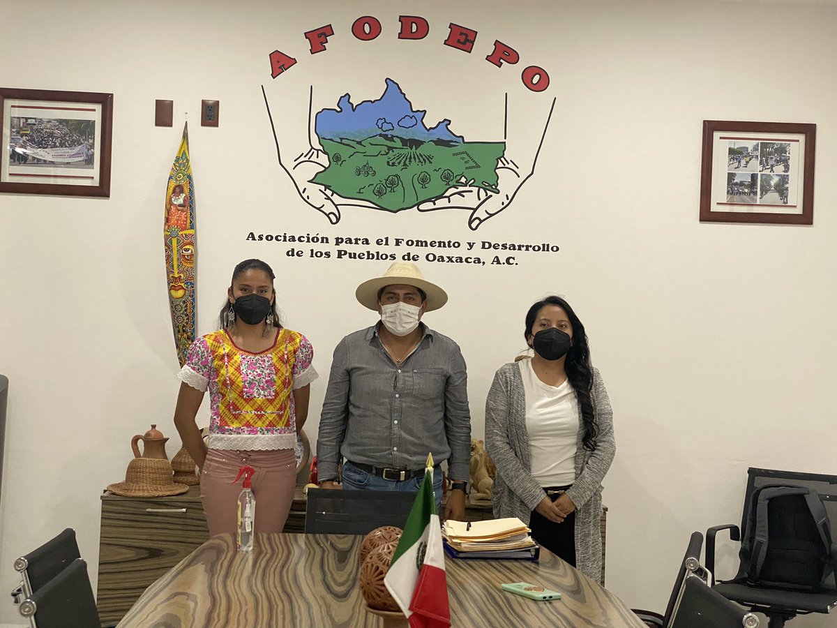 afodepoac's tweet photo. Hice entrega de material para construcción, a Azucena López López, Regidora de Educación de Villa Tamazulapam del Progreso, que servirá para la rehabilitación de las canchas deportivas de sus instituciónes educativas. #AFODEPO https://t.co/0g21qpDxeB