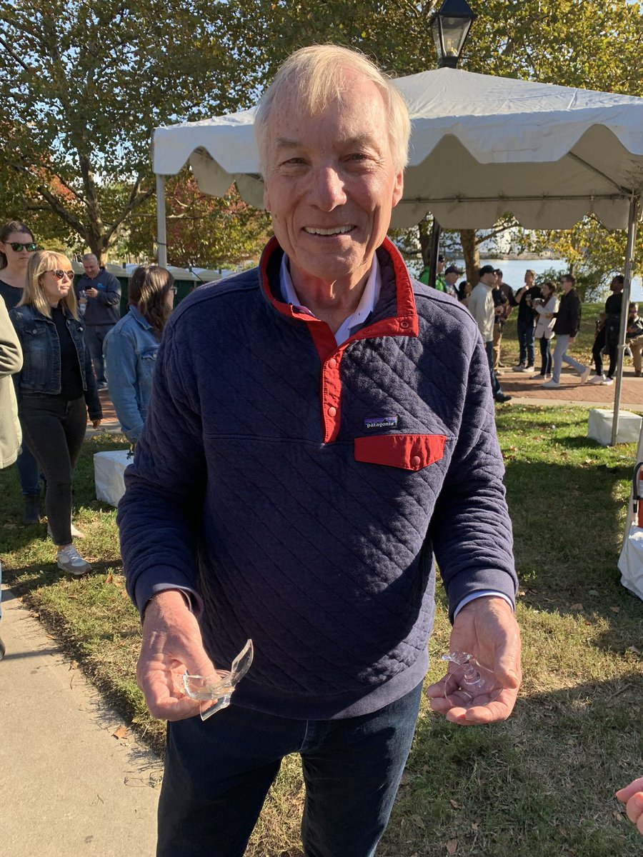 BaltoBeerBaron's tweet photo. Comptroller @peterfranchot supports the Craft industry like no other. So much so that he cleaned up a customers dropped glass at the @MDBrewers Craft Beer Festival in Baltimore today. A great public servant and a true glass act! https://t.co/joTVfckPtf