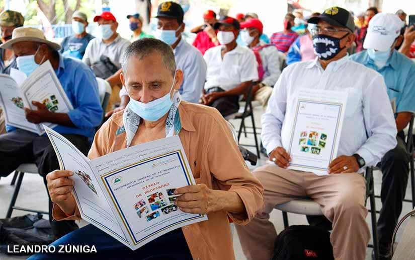 <a href="/el19digital/">El 19 Digital</a> #Nicaragua

Un nuevo grupo de 100 desmovilizados del Ejército y Ministerio de Gobernación recibieron títulos de propiedad este sábado.

bit.ly/2ZXLpyl